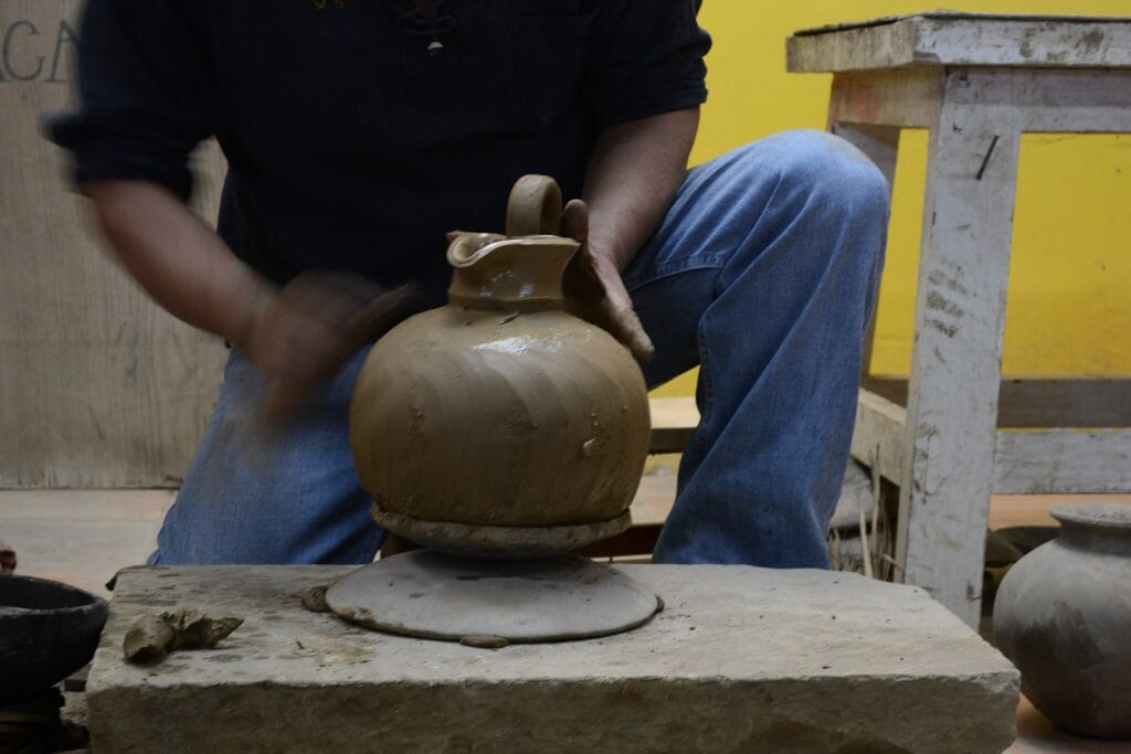 Polishing barro negro pottery in Oaxaca