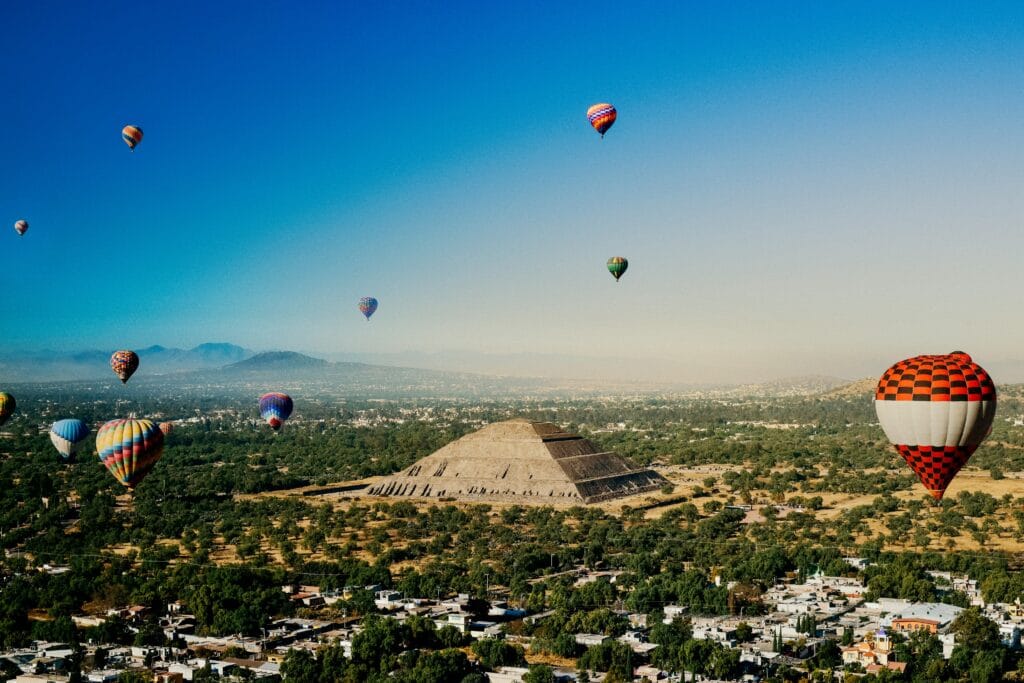 Sunrise looking at the pyramid of the Sun, in Teotihuacan. Amanecer viendo la piramide del Sol, en Teotihuacán. Mexico